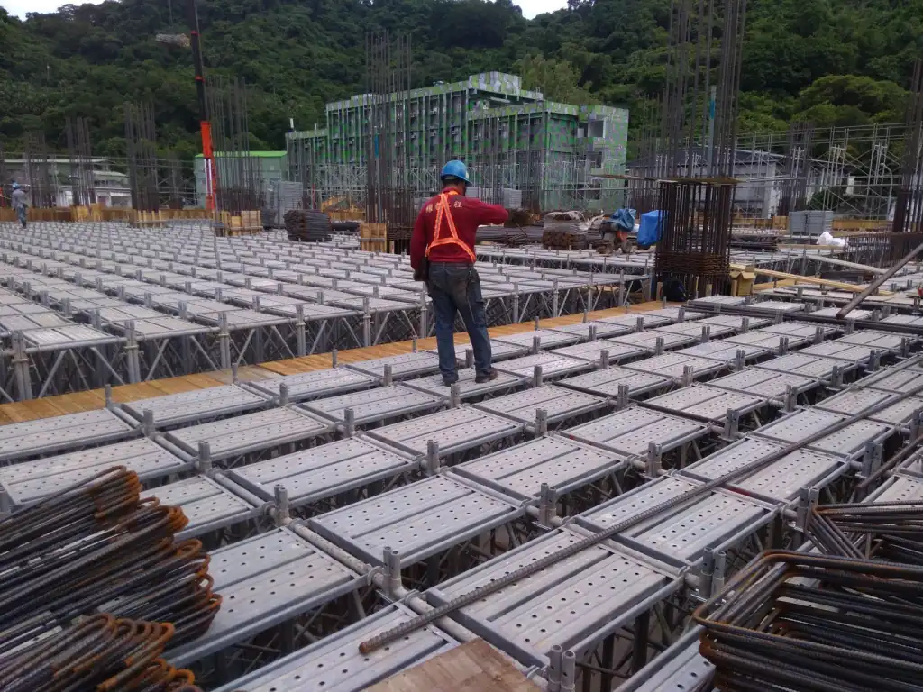 高锰钢与合金钢斗齿在硬岩工况下的性能对比与选型建议